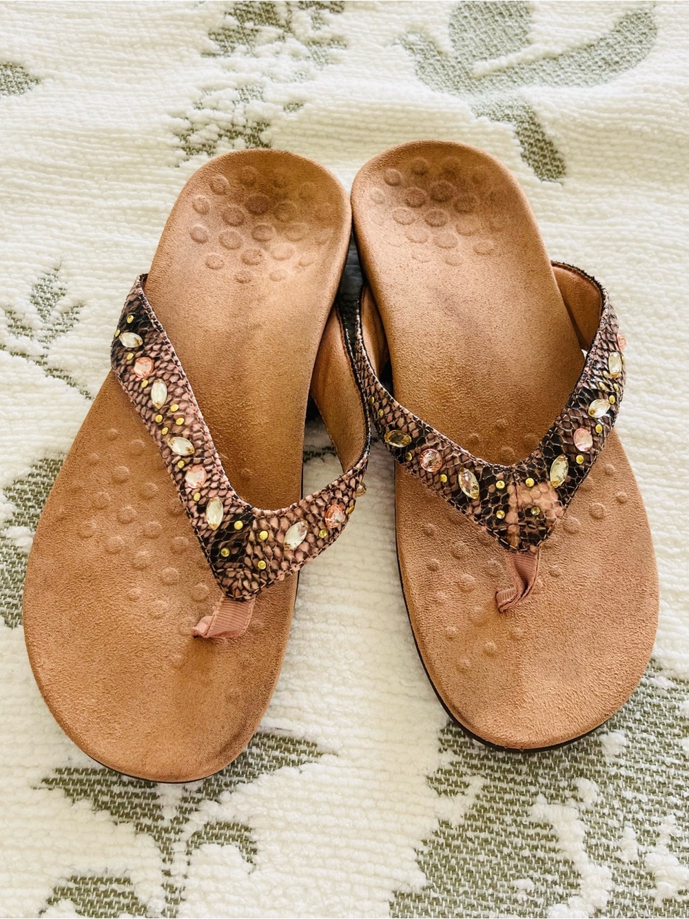 Vionic Brown Jeweled Thong Sandals size 8